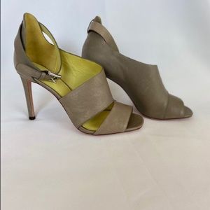 NWT Coach Manhattan heels 7